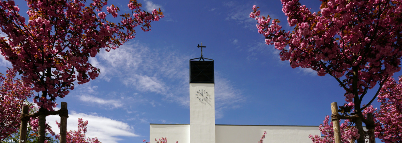 Blick auf Brunnen und dahinter die Kirche