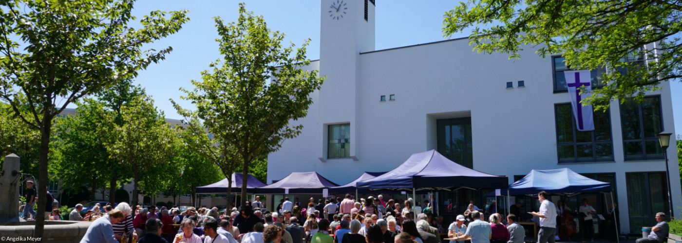 Blick auf Dietzfelbingerplazt bei Kirchenfest mit vielen Menschen