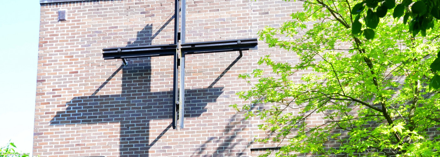 Blick auf Kreuz an der Lätare-Kirche aussen