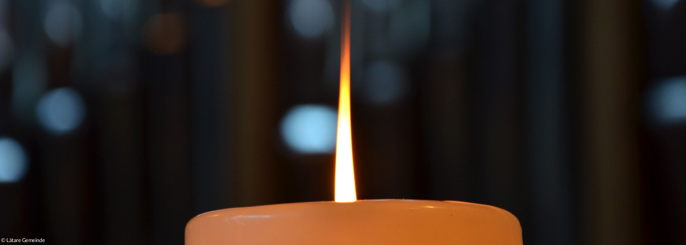 brennende Kerze vor Orgel in Lätare