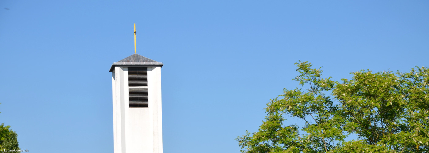 Blick auf den Kirchturm von der DBK aus gesehen