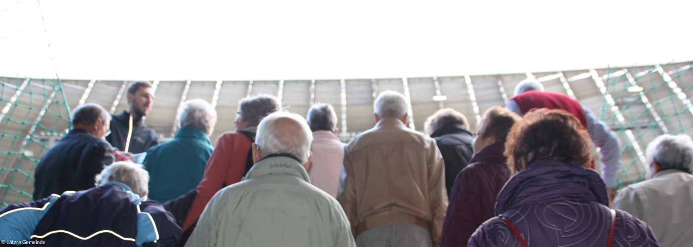 Blick auf Seniorengruppe im Treppenaufgang zur Allianz Arena