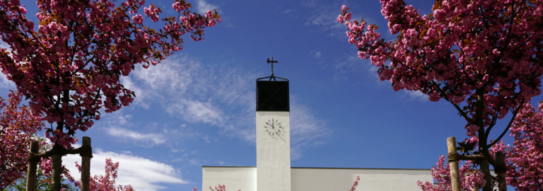 Blick auf Brunnen und dahinter die Kirche