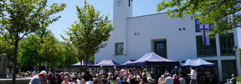 Blick auf Dietzfelbingerplazt bei Kirchenfest mit vielen Menschen