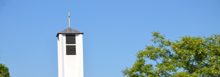 Blick auf den Kirchturm von der DBK aus gesehen