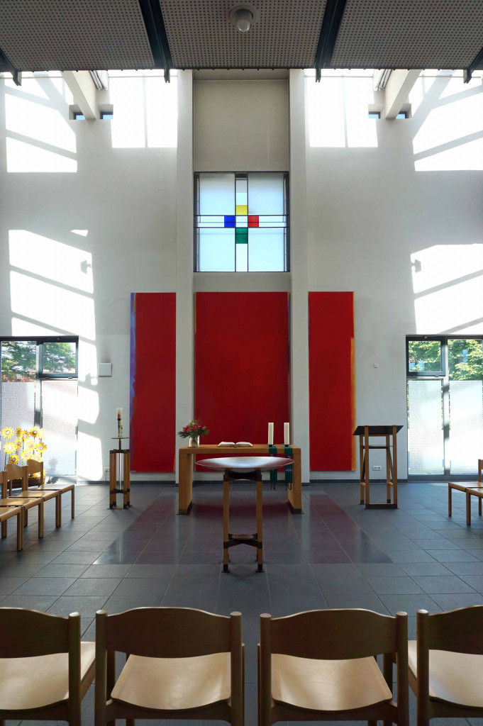 Blick auf Altar und Fensterkreuz DBK