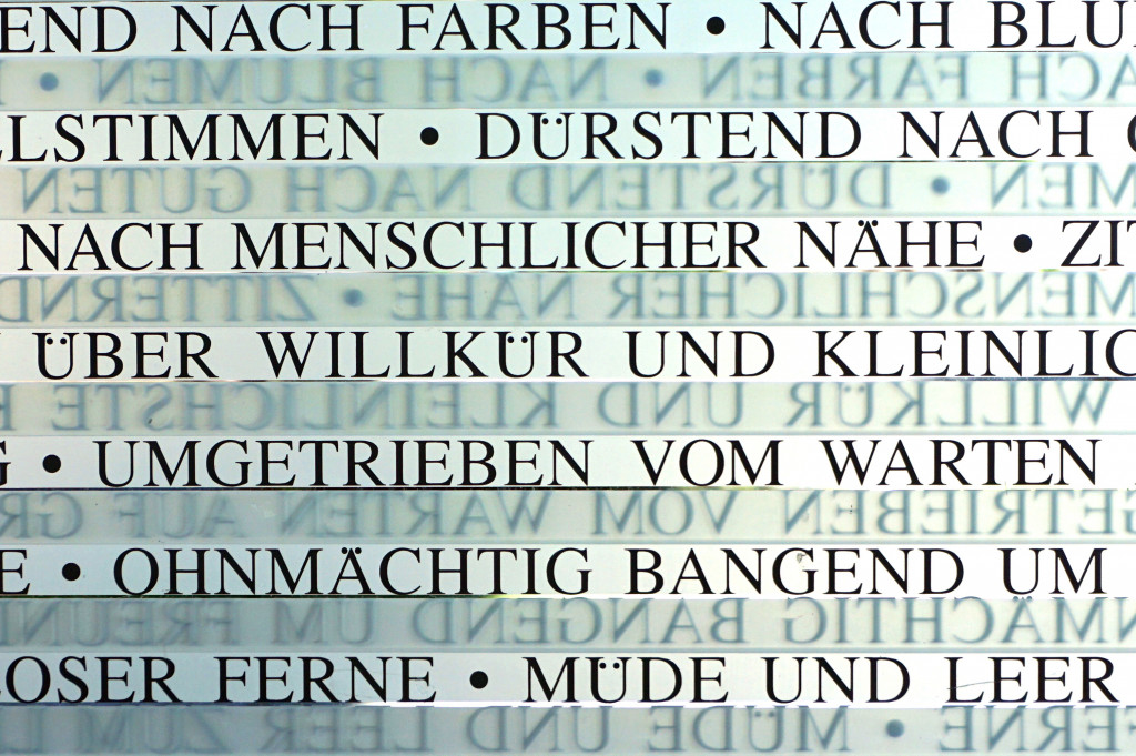 Text von Bonhoeffer graviert in Fensterscheibe in DBK