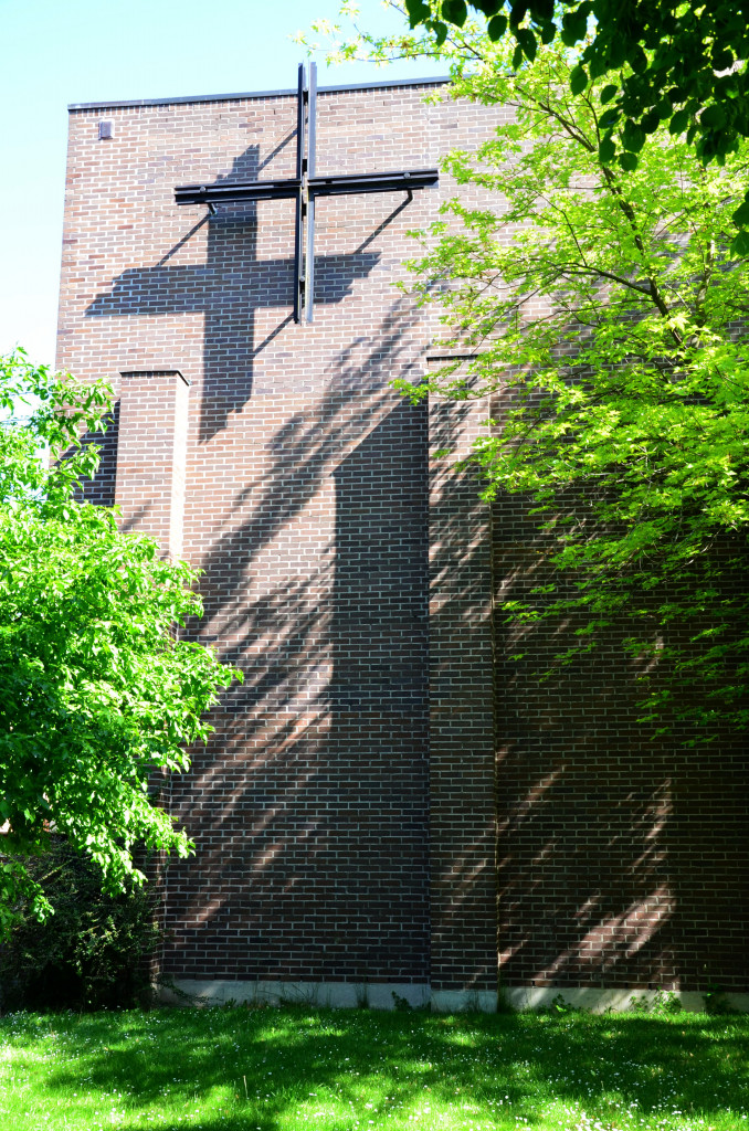 Blick auf Seitenschiff Lätare Kirche mit Kreuz und Bäumen