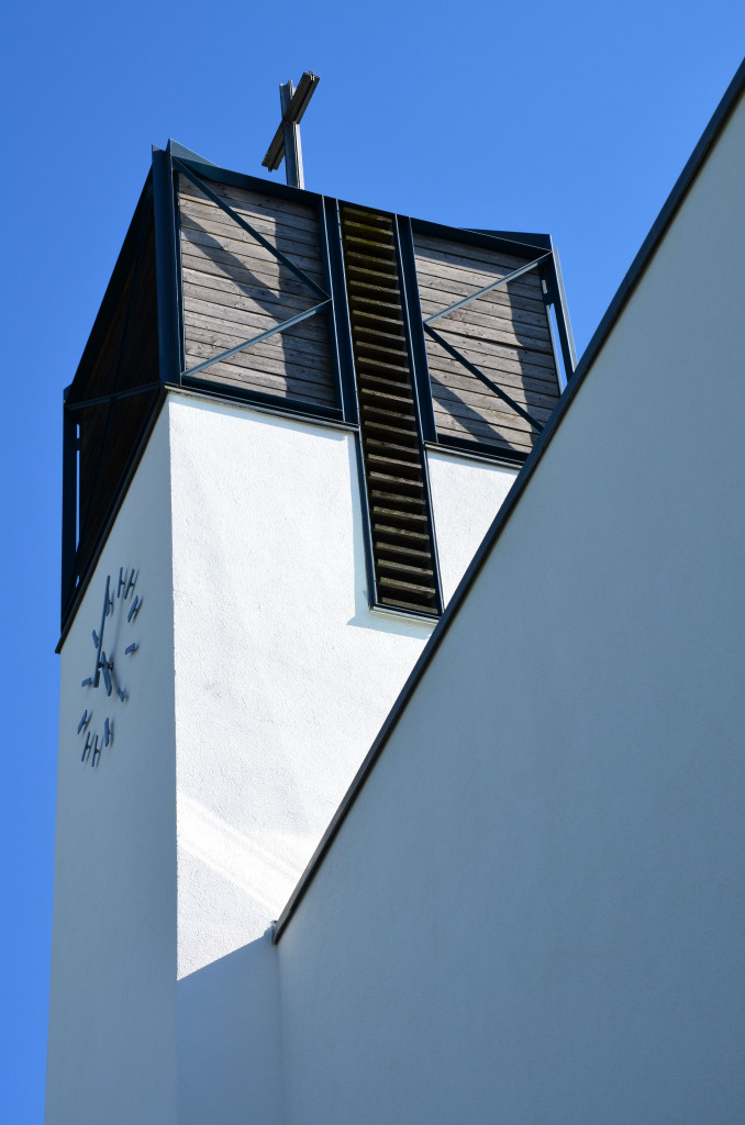 Blick auf Glockenturm und Uhr DBK von unten