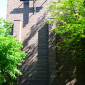 Blick auf Seitenschiff Lätare Kirche mit Kreuz und Bäumen