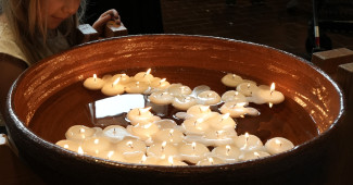 Kerzen in der Taufschale