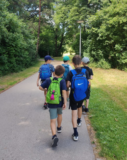 Kinder laufen durch den Ostpark um die Mission zu erledigen