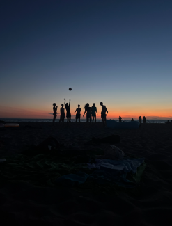 Jugendliche spielen Volleyball im Sonnenuntergang