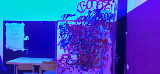 Blick in den Jugendraum und ein wildes Graffiti, blau gefiltert