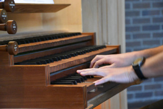 Orgel spielende Hände