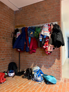 Volle Garderobe am Kinderbibeltag