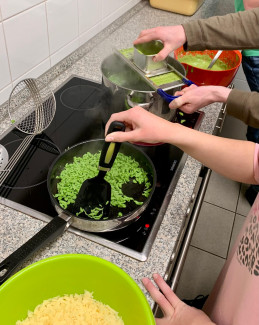 Kinder kochen Spinatspätzle