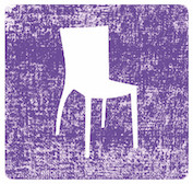 weißer Stuhl auf lila Grund